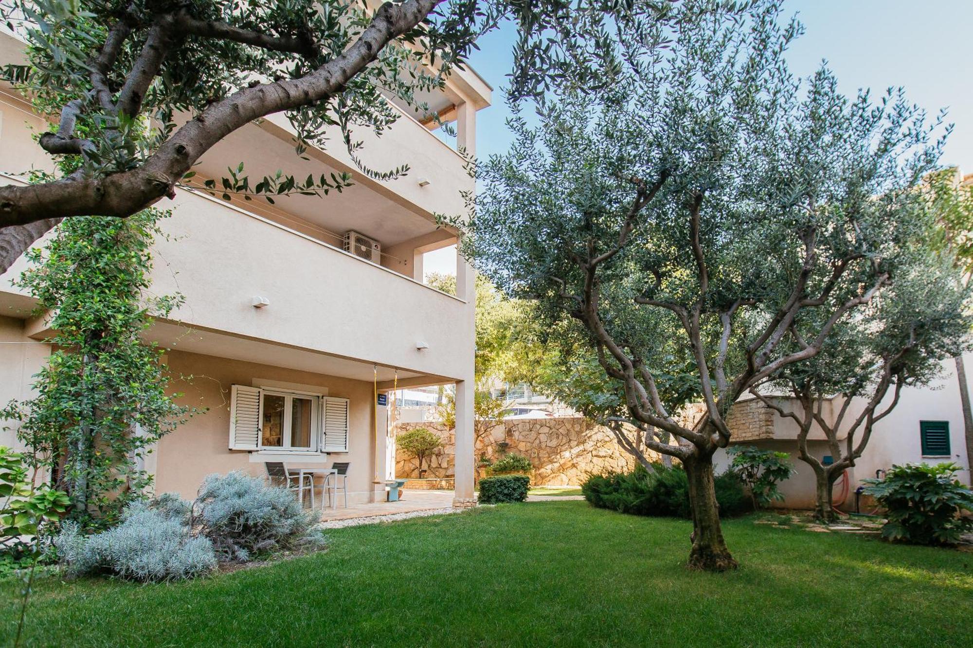 Apartment In House With Garden For Children & Private Parking