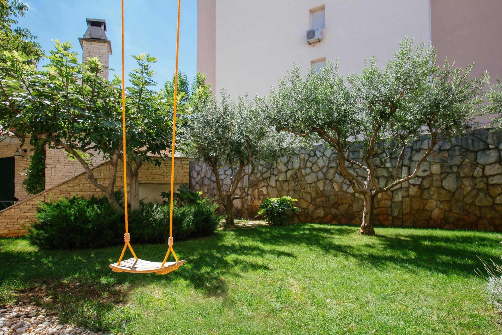 In House With Garden For Children & Private Parking Apartment