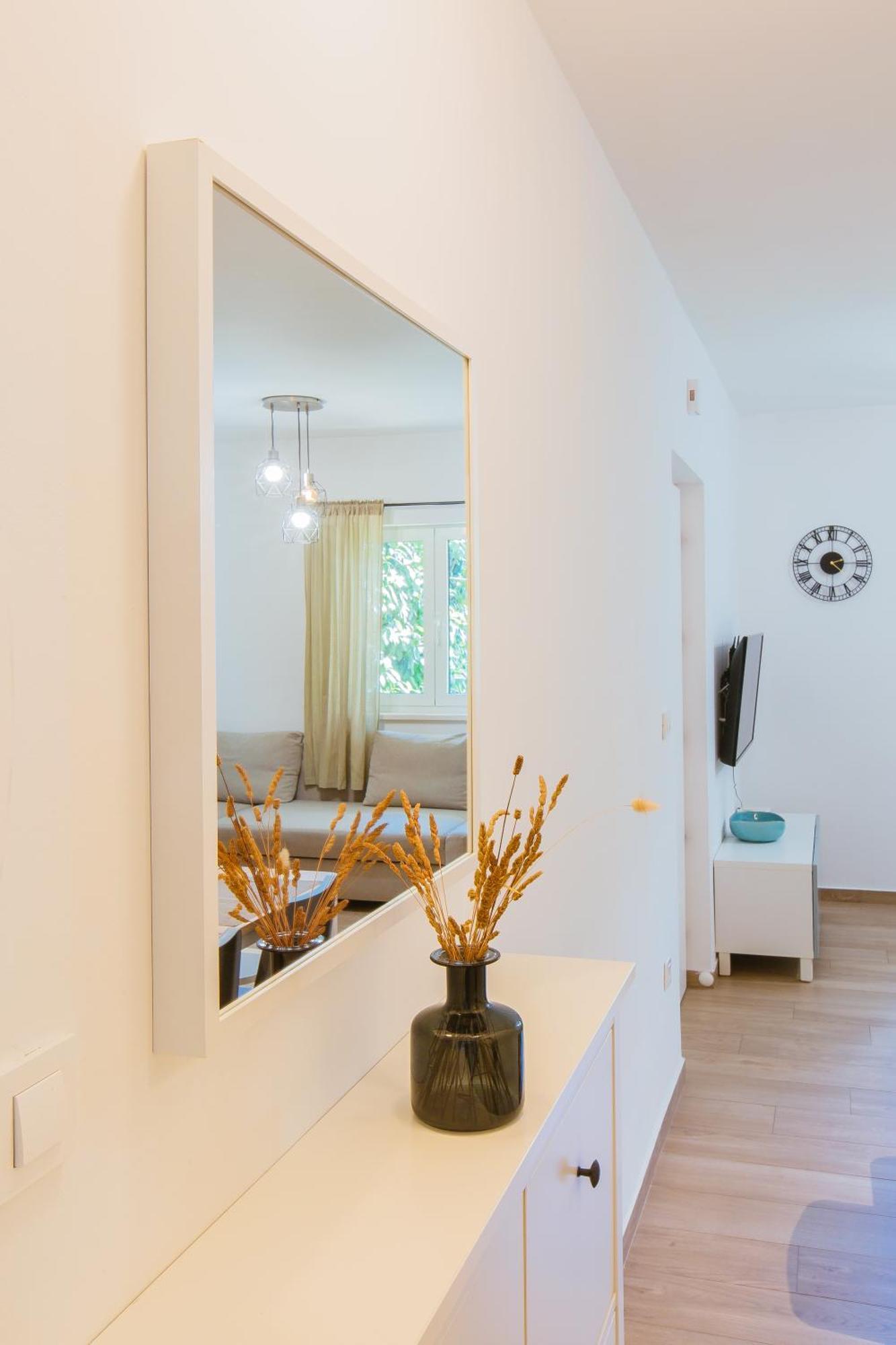 In House With Garden For Children & Private Parking Apartment