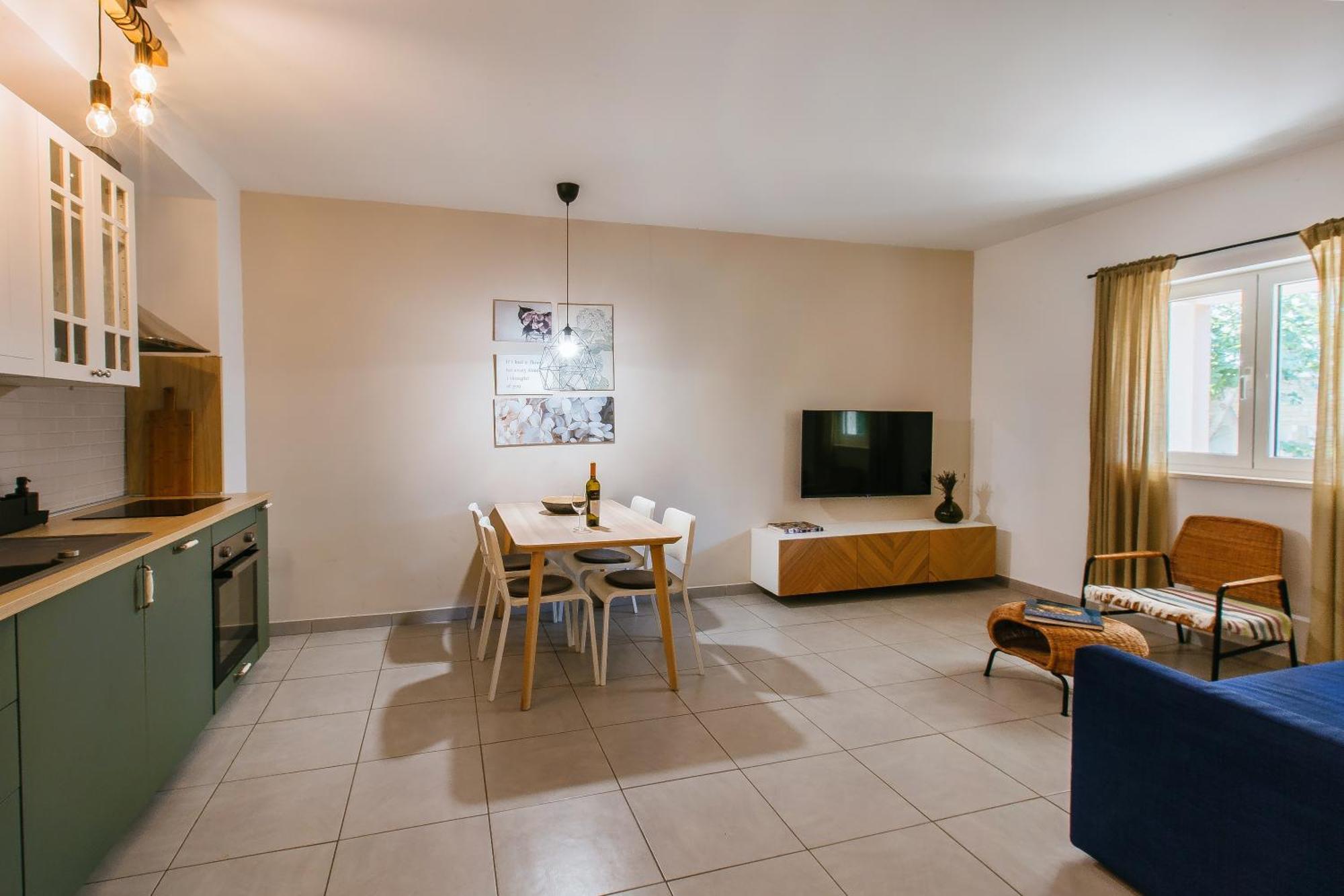 Apartment In House With Garden For Children & Private Parking *