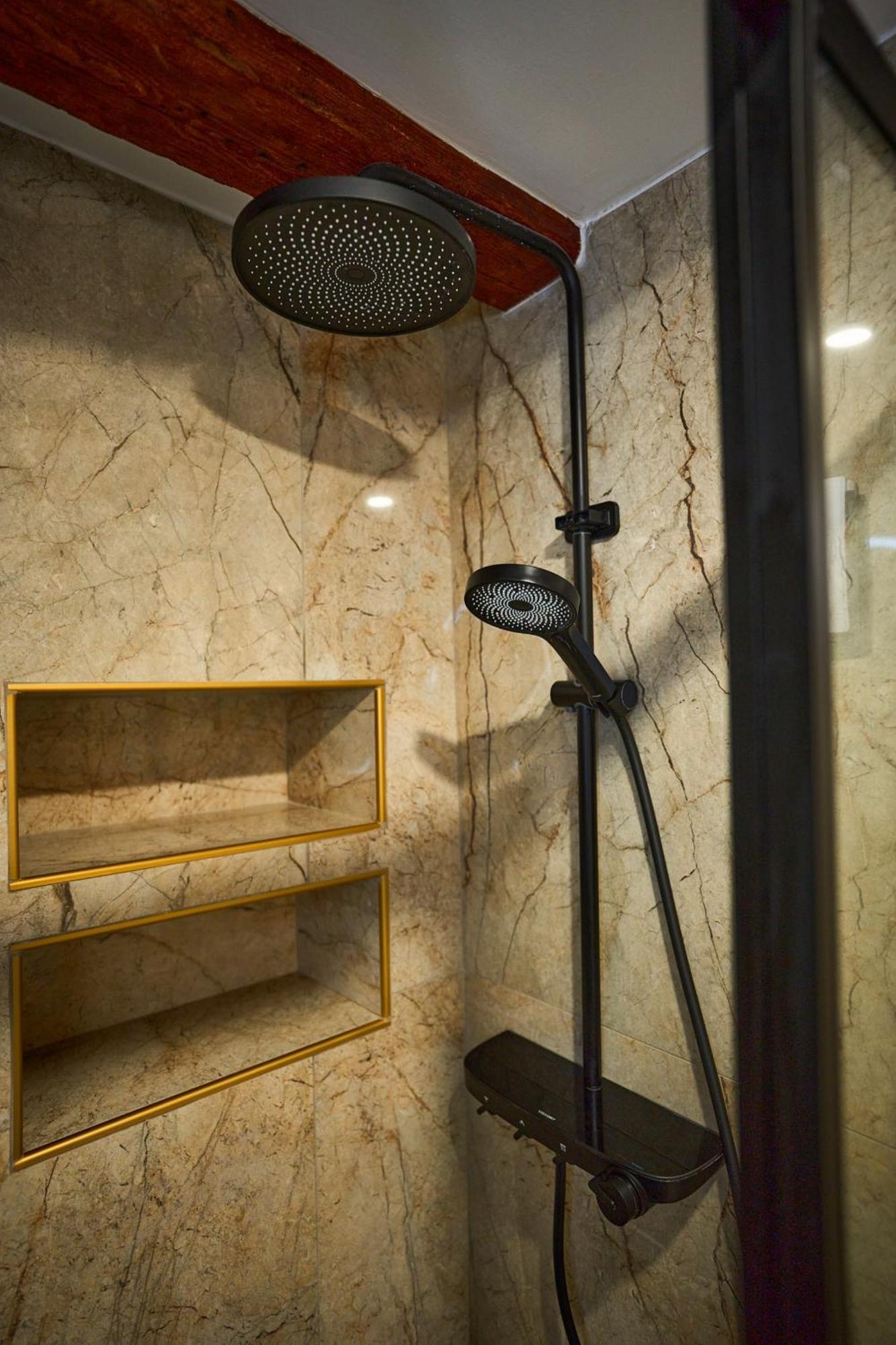 Bernard Deluxe Renovated Peaceful Old Town Gem Split
