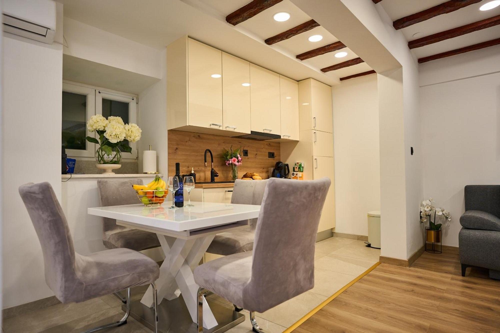 Bernard Deluxe Renovated Peaceful Old Town Gem Split
