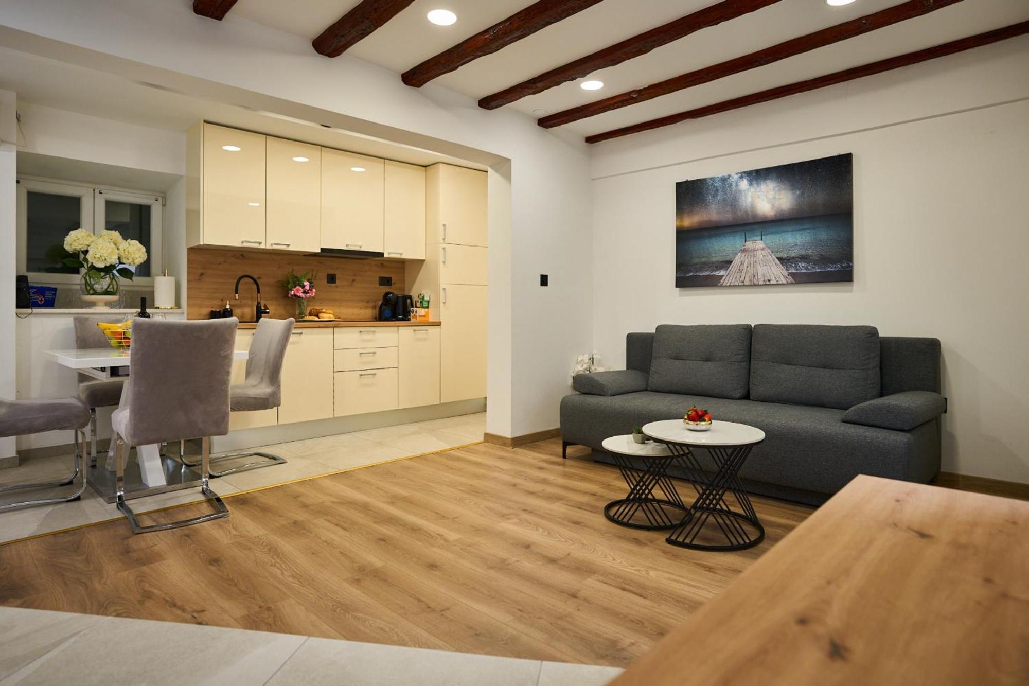 Apartment Bernard Deluxe Renovated Peaceful Old Town Gem