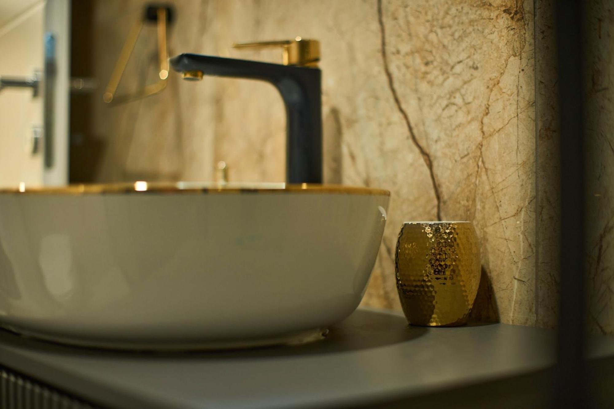 Bernard Deluxe Renovated Peaceful Old Town Gem *