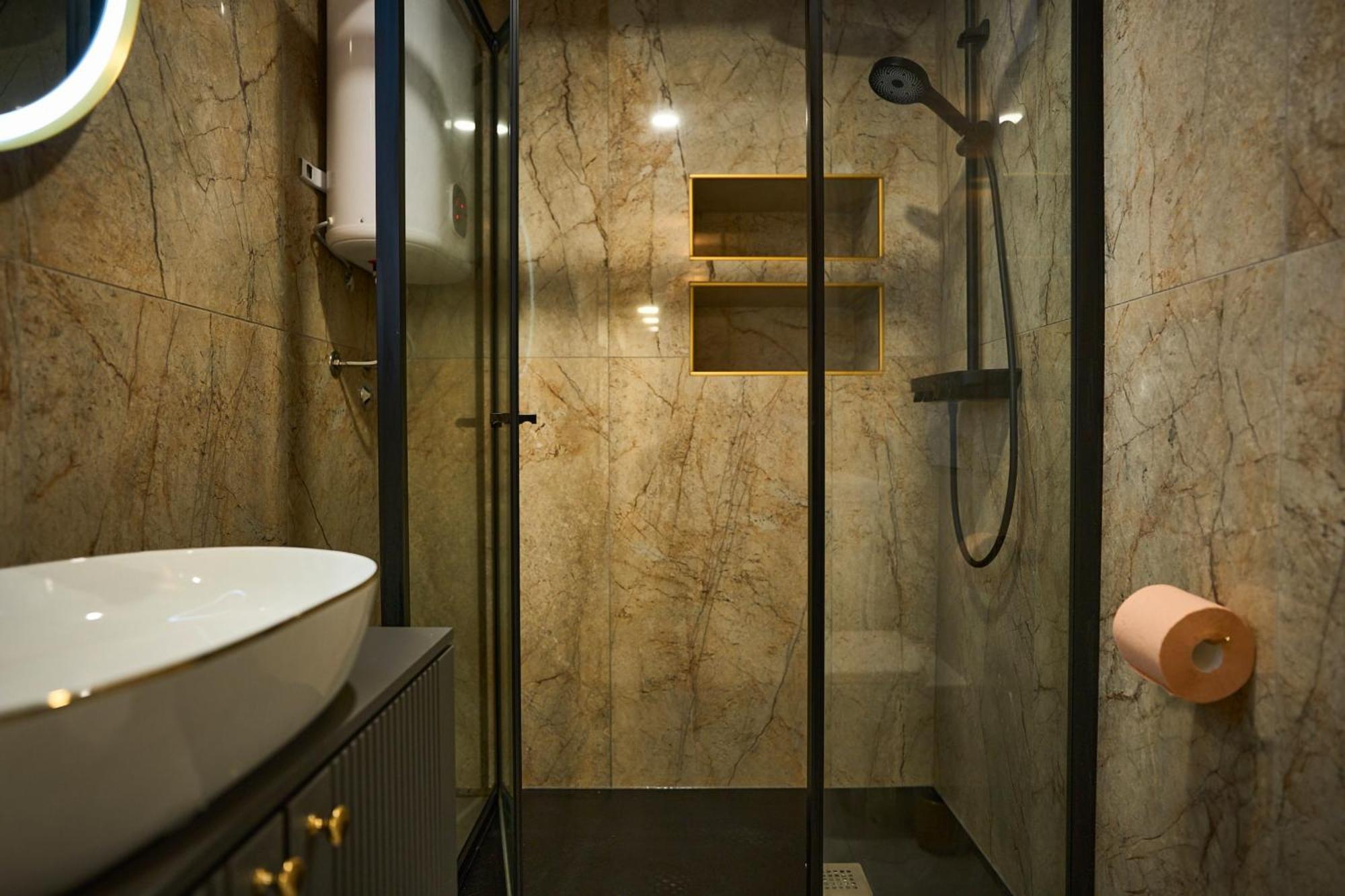 Bernard Deluxe Renovated Peaceful Old Town Gem Split