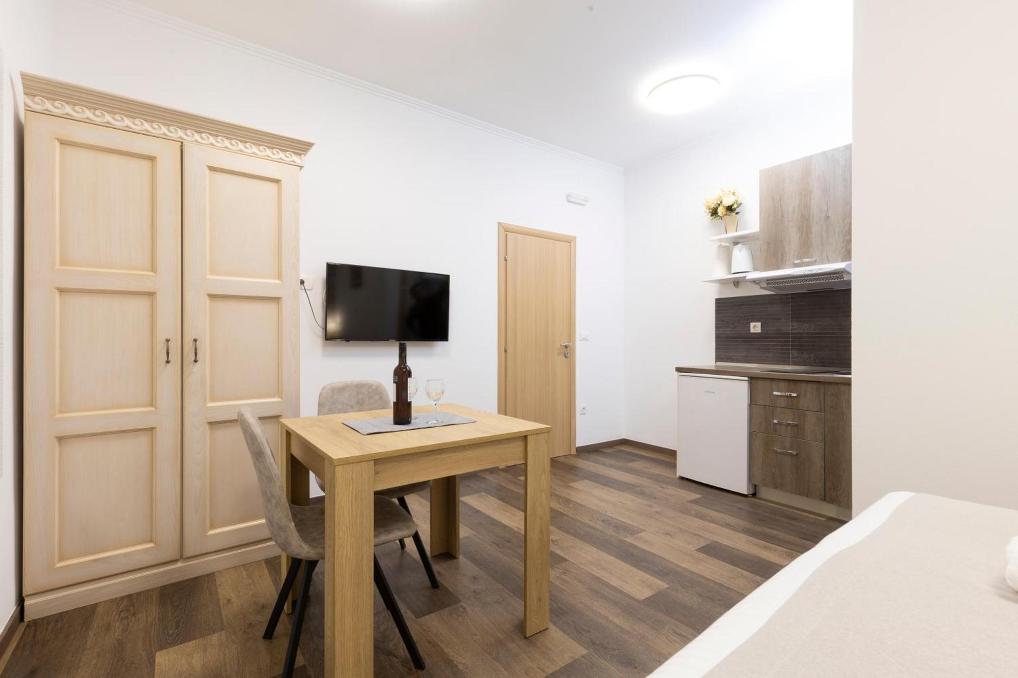 Varos Guest house