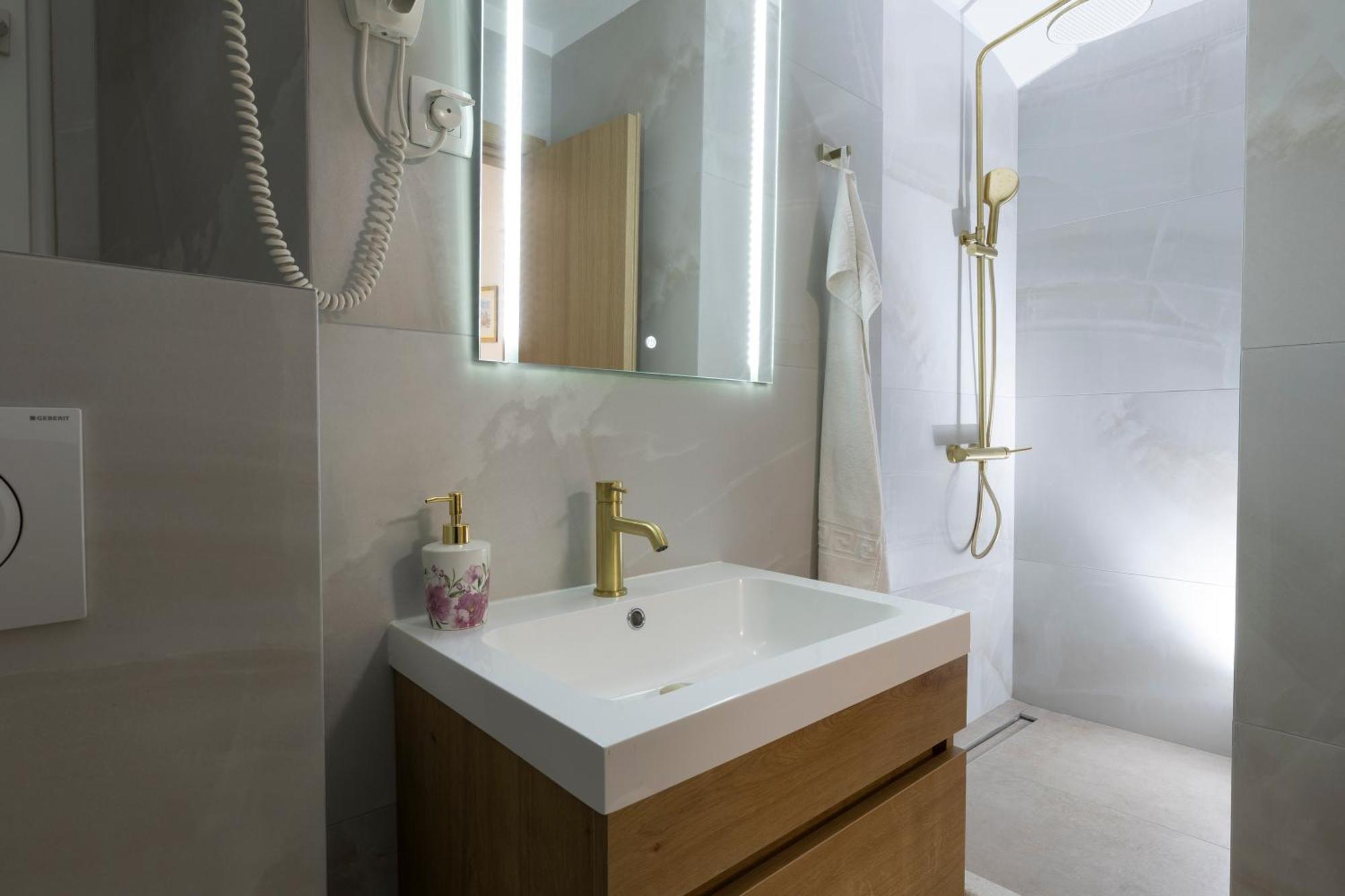 Varos Guest house