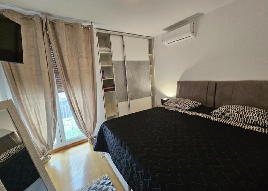Beautiful Large Apartment, Walk To Beach