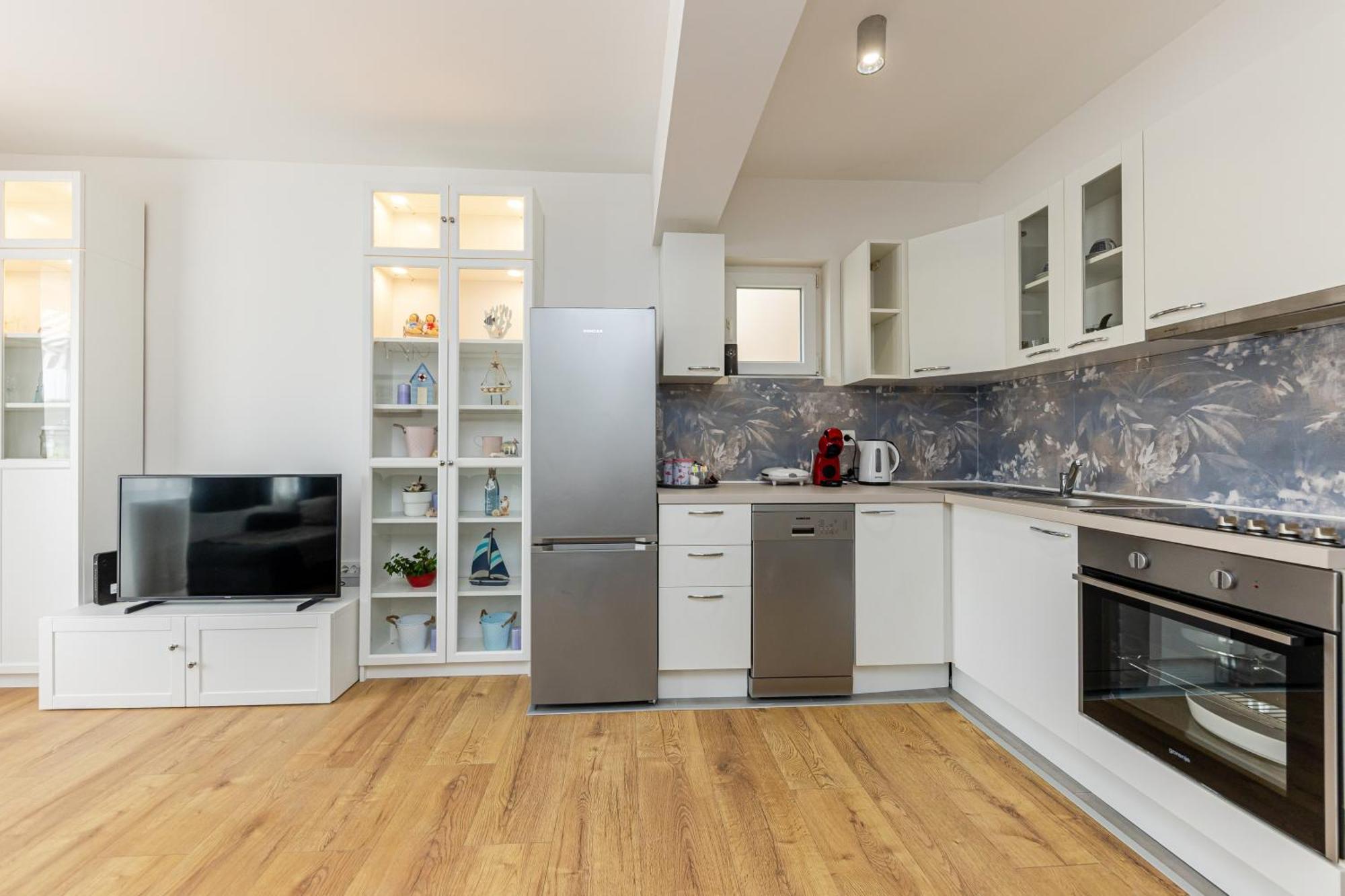 House Niko M With 6 Apartment