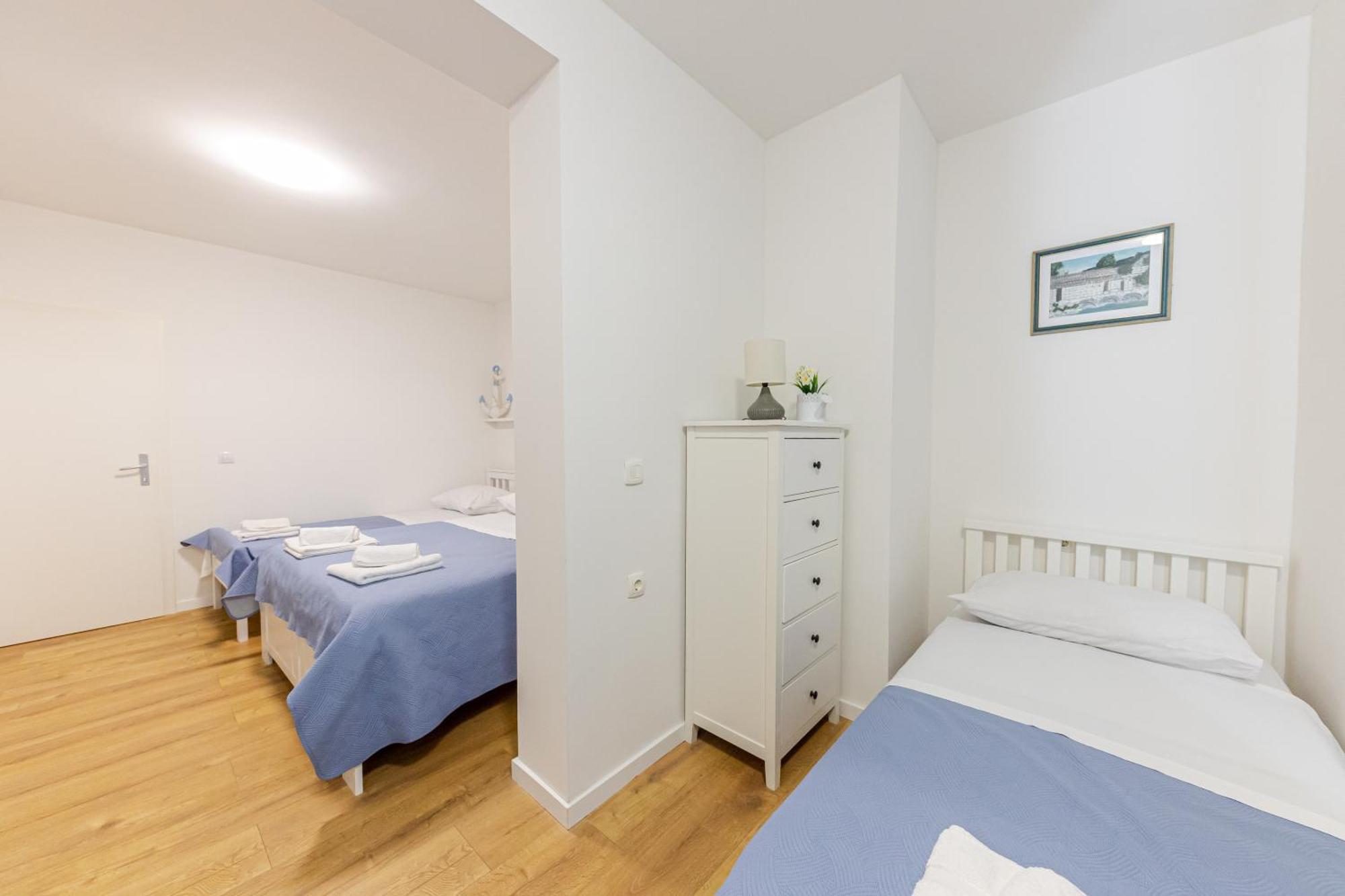House Niko M With 6 Apartment Split