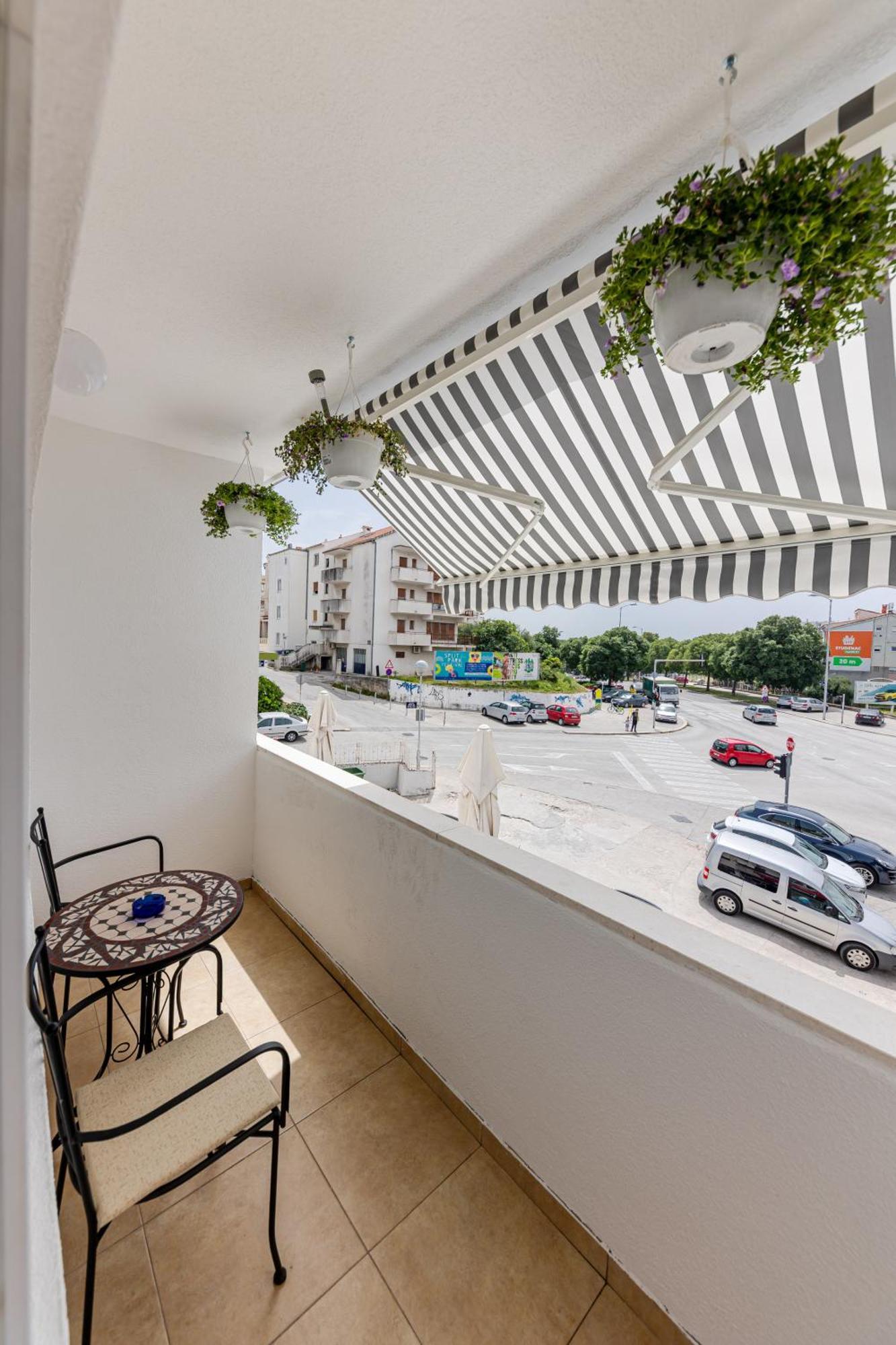 House Niko M With 6 Apartment