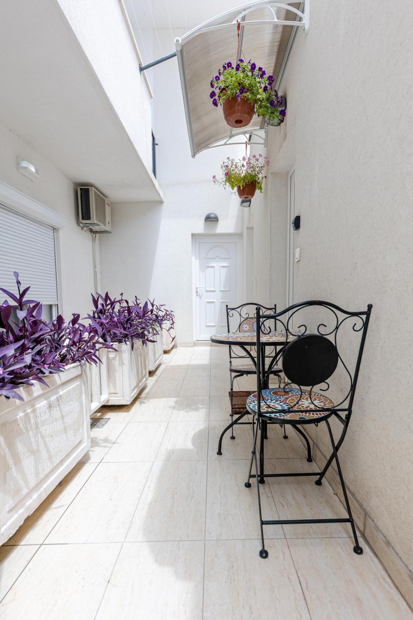 House Niko M With 6 Apartment Split