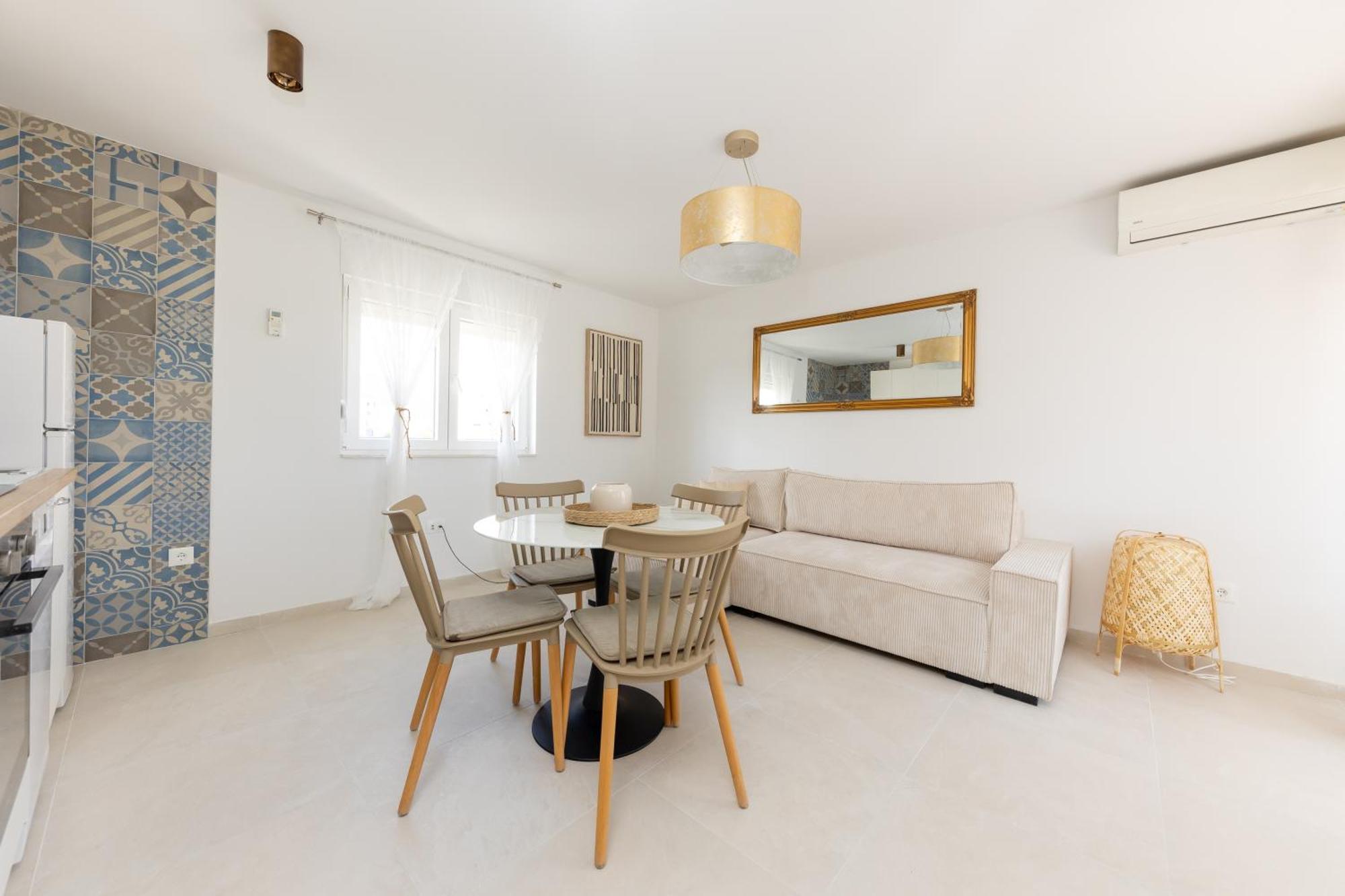 House Niko M With 6 Apartment *