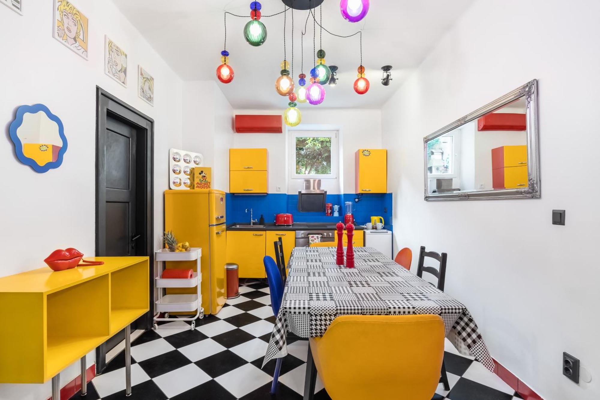 Charming Funky In Center Of Apartment