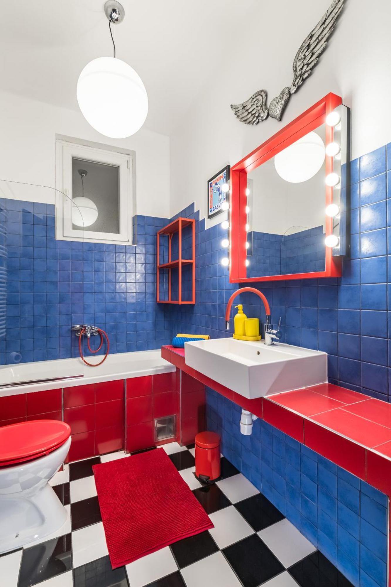 Charming Funky In Center Of Apartment *