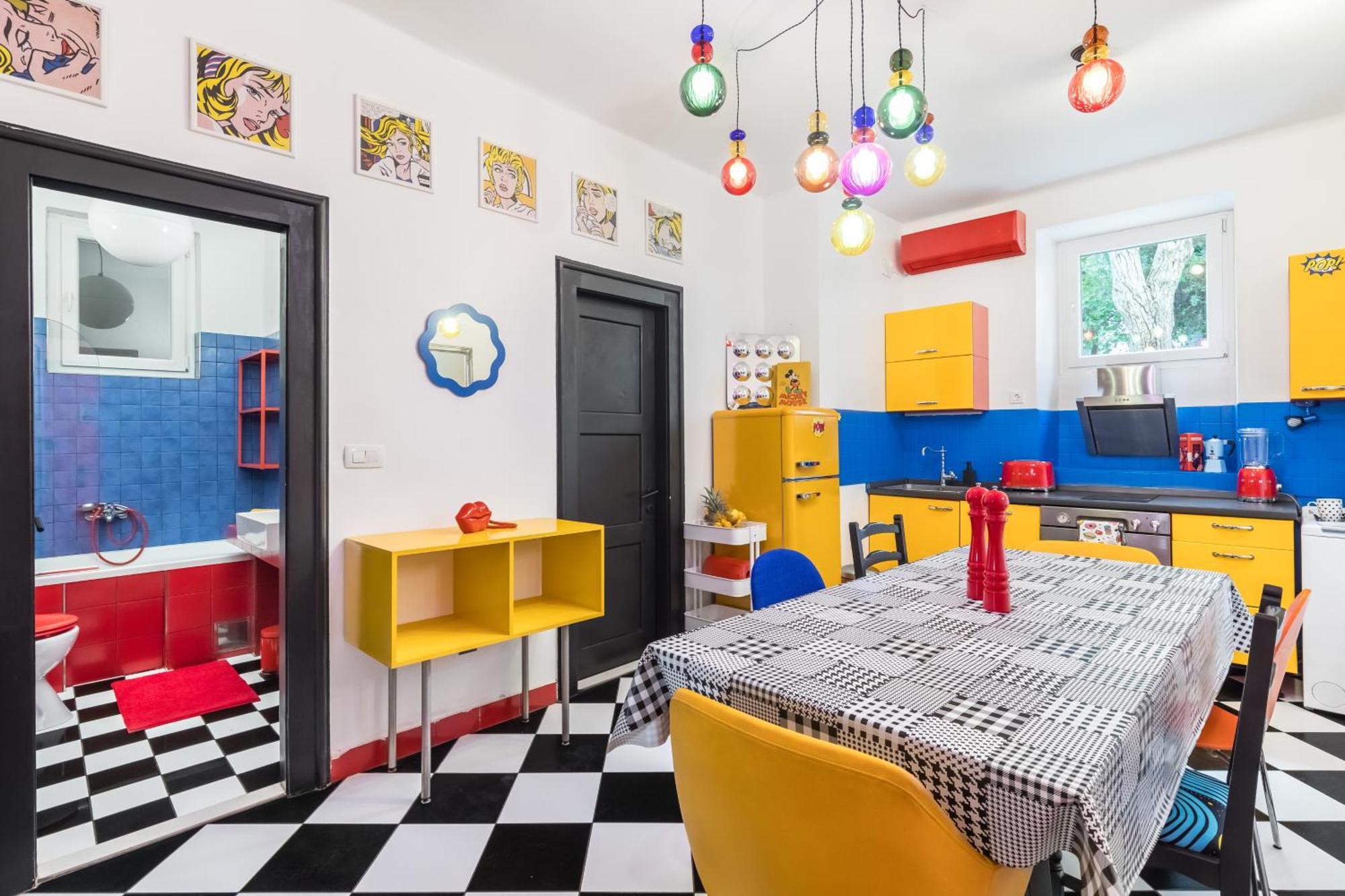 Charming Funky In Center Of Apartment *