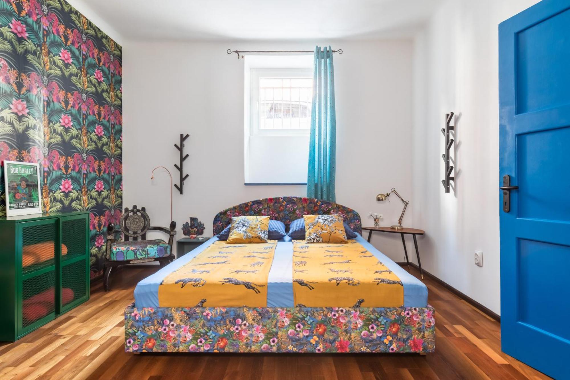 Charming Funky In Center Of Apartment Split