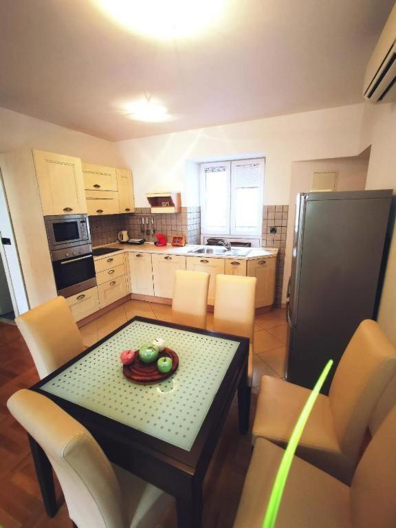 Iron Gates Apartment *