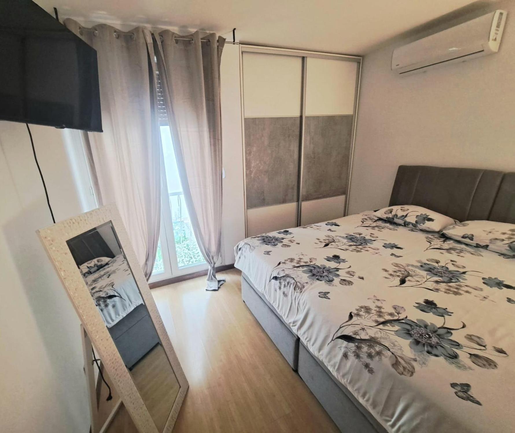 Beautiful Large Apartment, Walk To Beach * Split