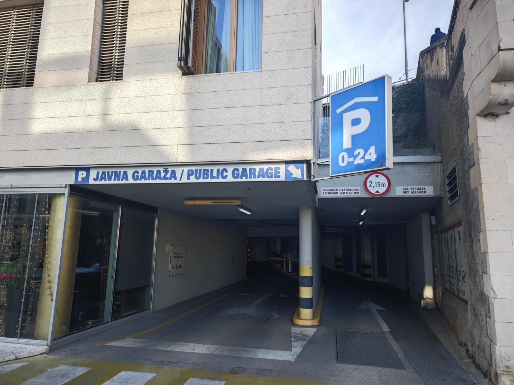 Old Town With Private Indoor Garage Parking Apartamento Split