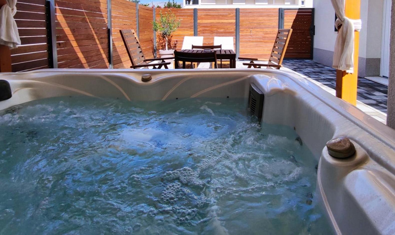 Tonina - House With Terrace, Jacuzzi, Free Parking * Split