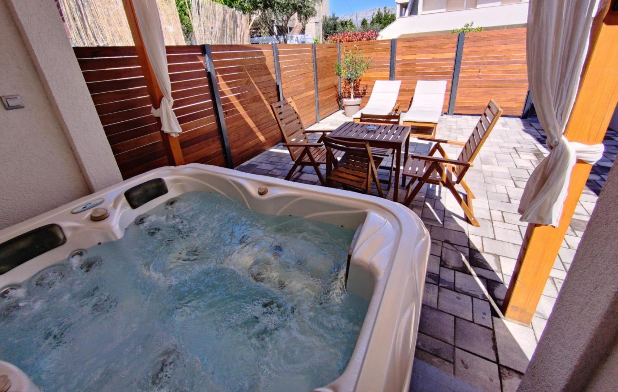 Tonina - House With Terrace, Jacuzzi, Free Parking