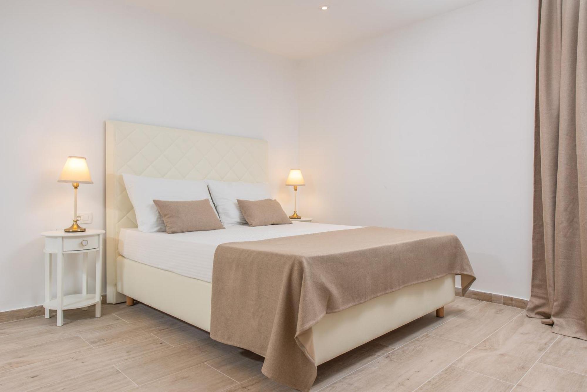 Bed & Breakfast Location Split