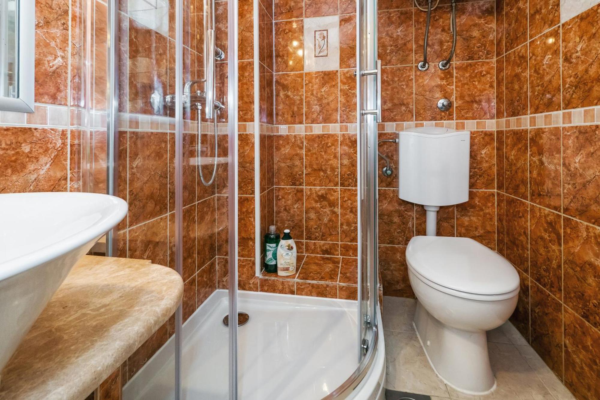 Relaxing 2bd Apartment, Ground Floor - Walk To Old Town Apartman