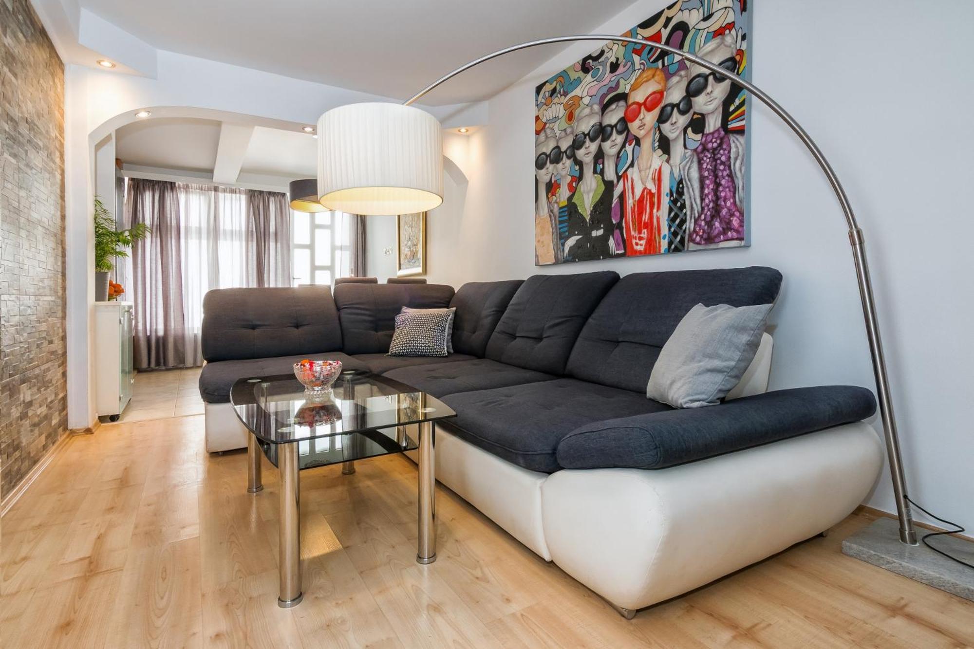 Relaxing 2bd Apartment, Ground Floor - Walk To Old Town Apartman