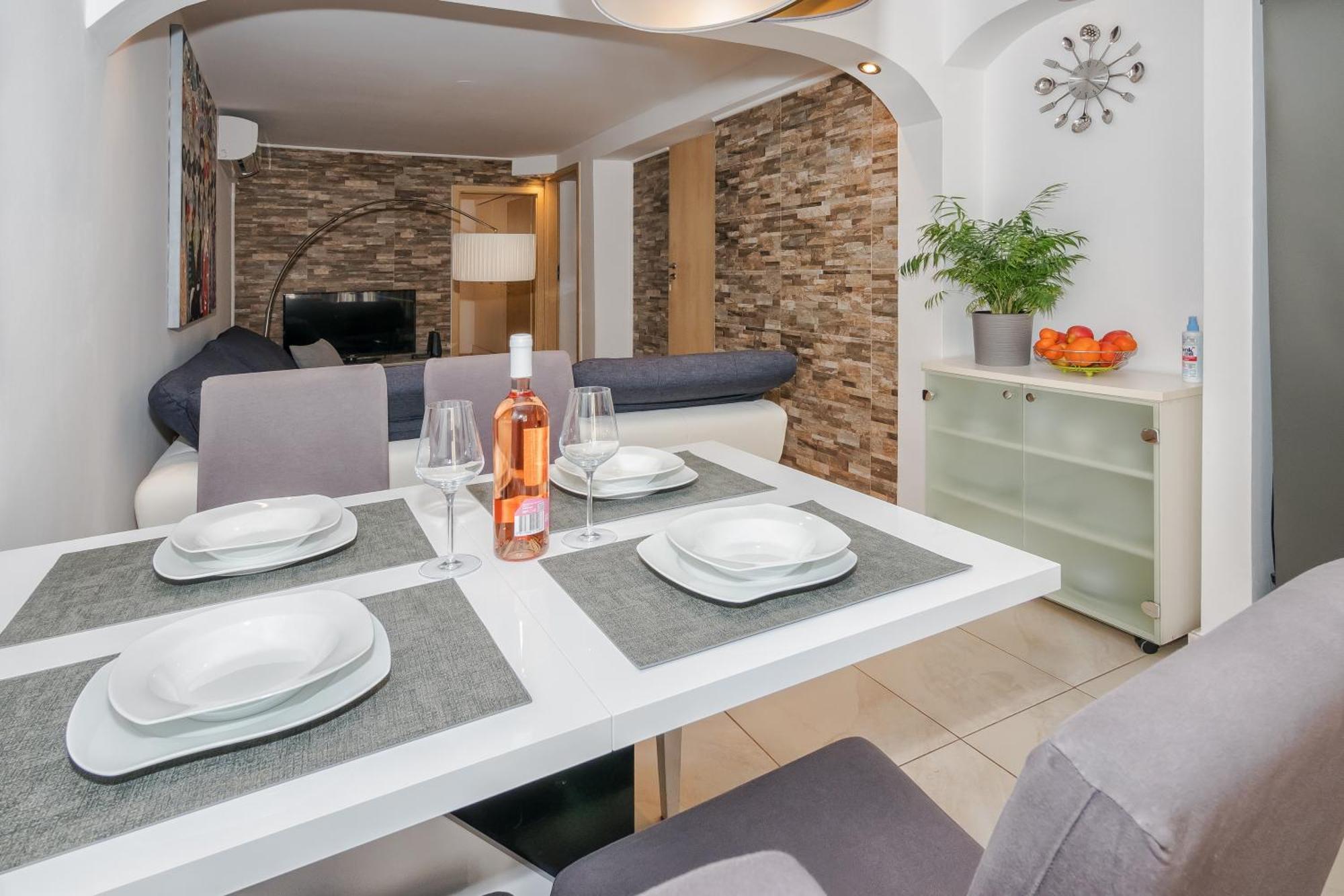 Relaxing 2bd Apartment, Ground Floor - Walk To Old Town Apartman Split