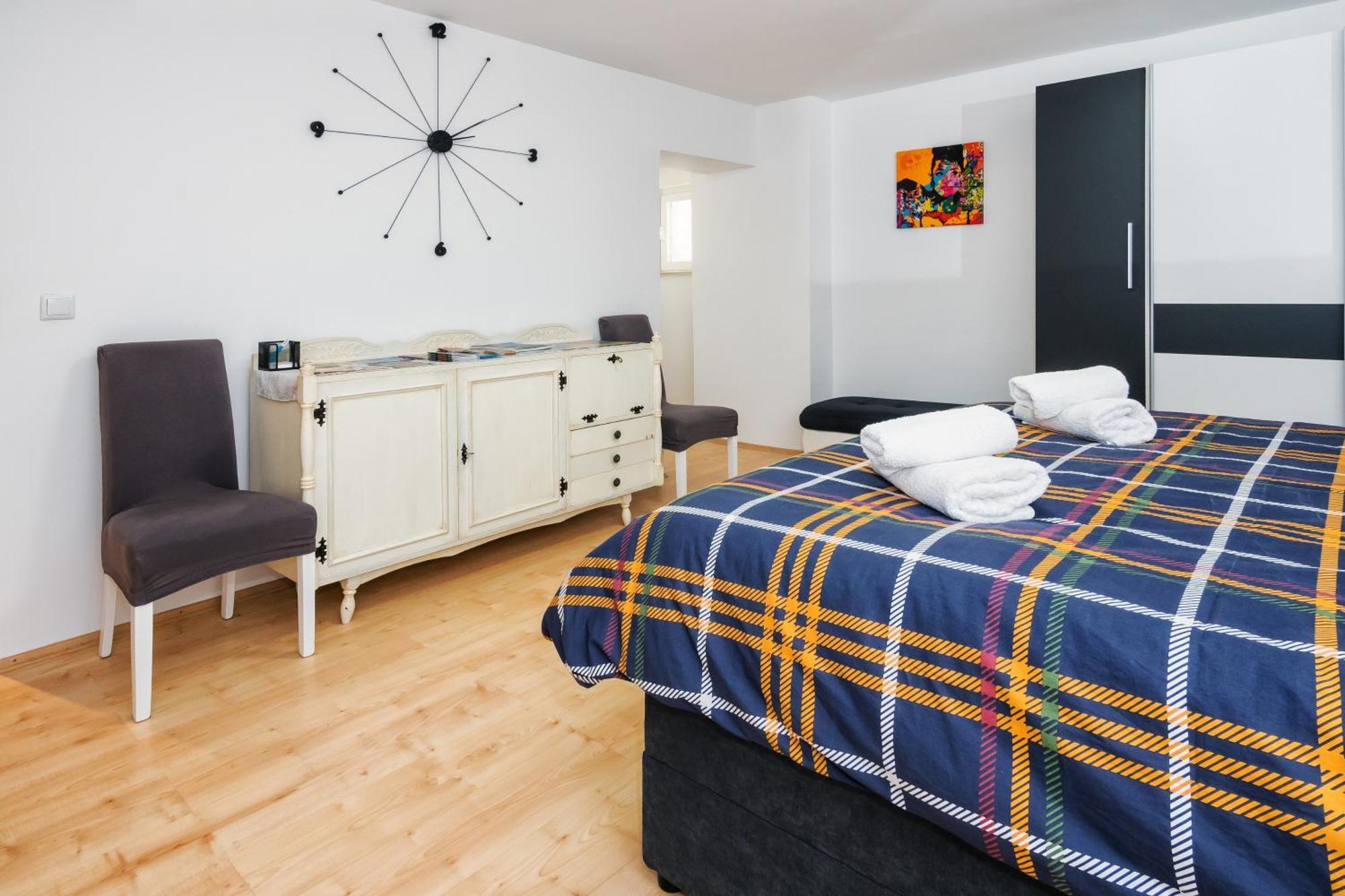 Relaxing 2bd Apartment, Ground Floor - Walk To Old Town Apartman