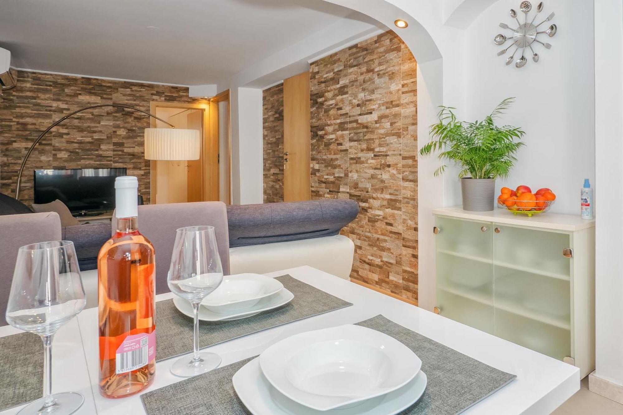 Relaxing 2bd Apartment, Ground Floor - Walk To Old Town Apartman Split
