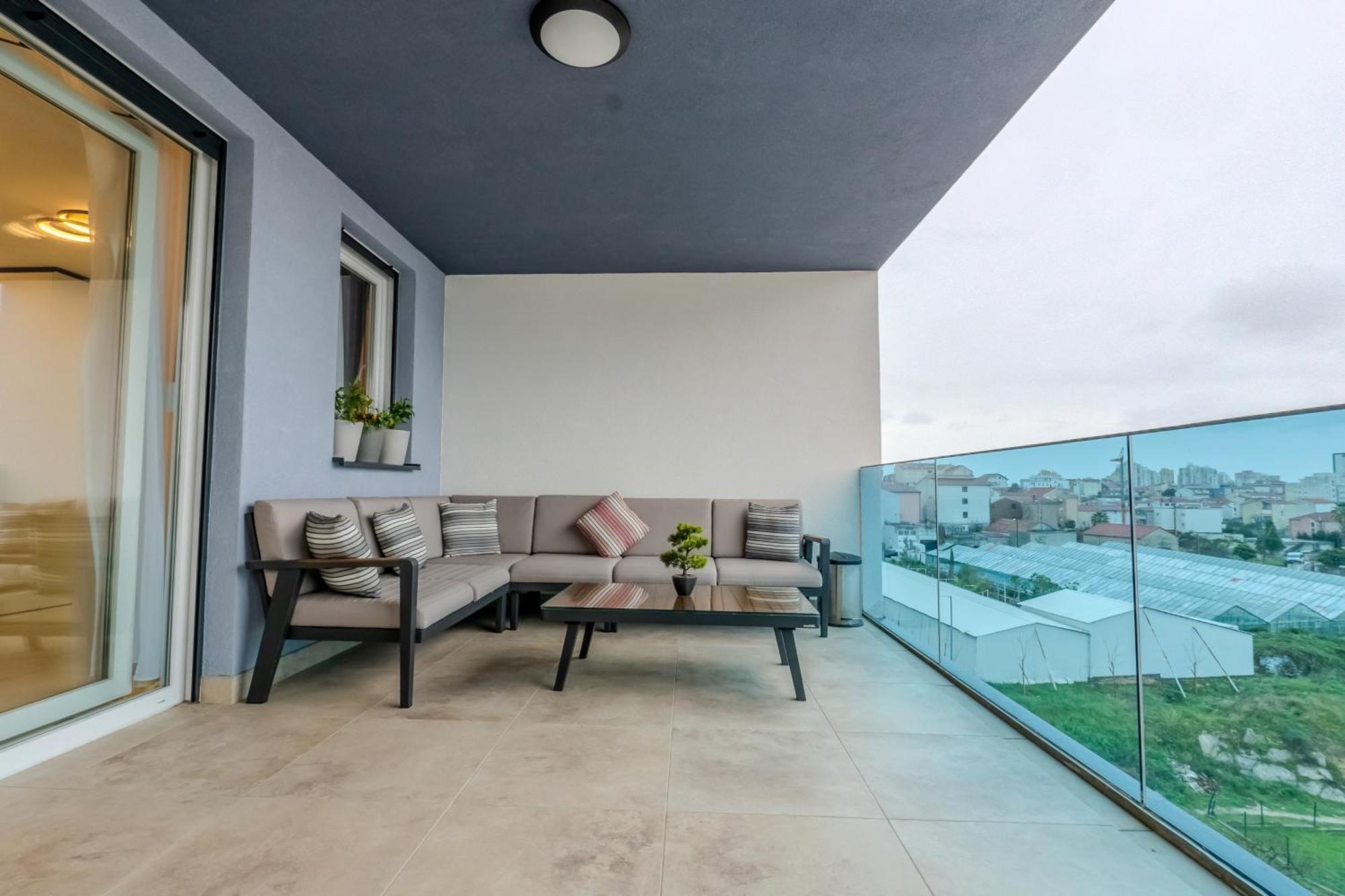 Modern Cityscape 2-bedroom Terrace Apartment Split