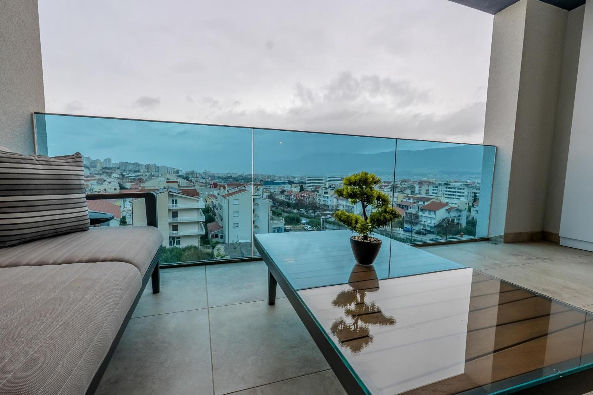 Apartment Modern Cityscape 2-bedroom Terrace Split