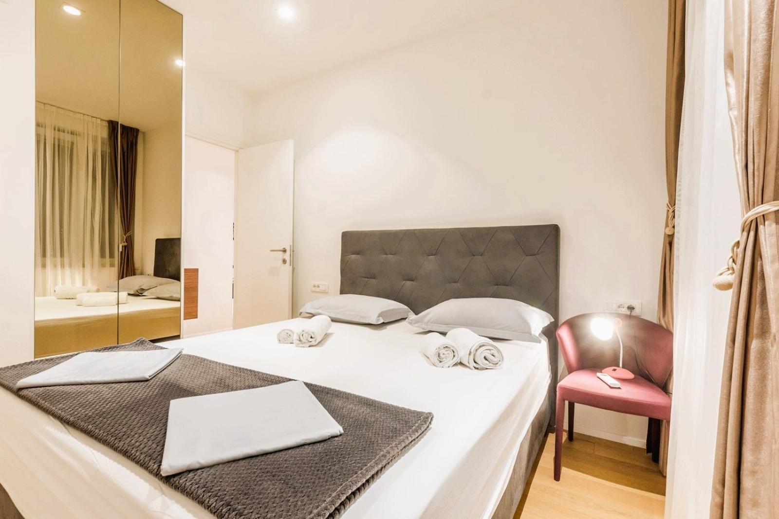 Apartment Eva Luxury Two Bedrooms & Bacvice *