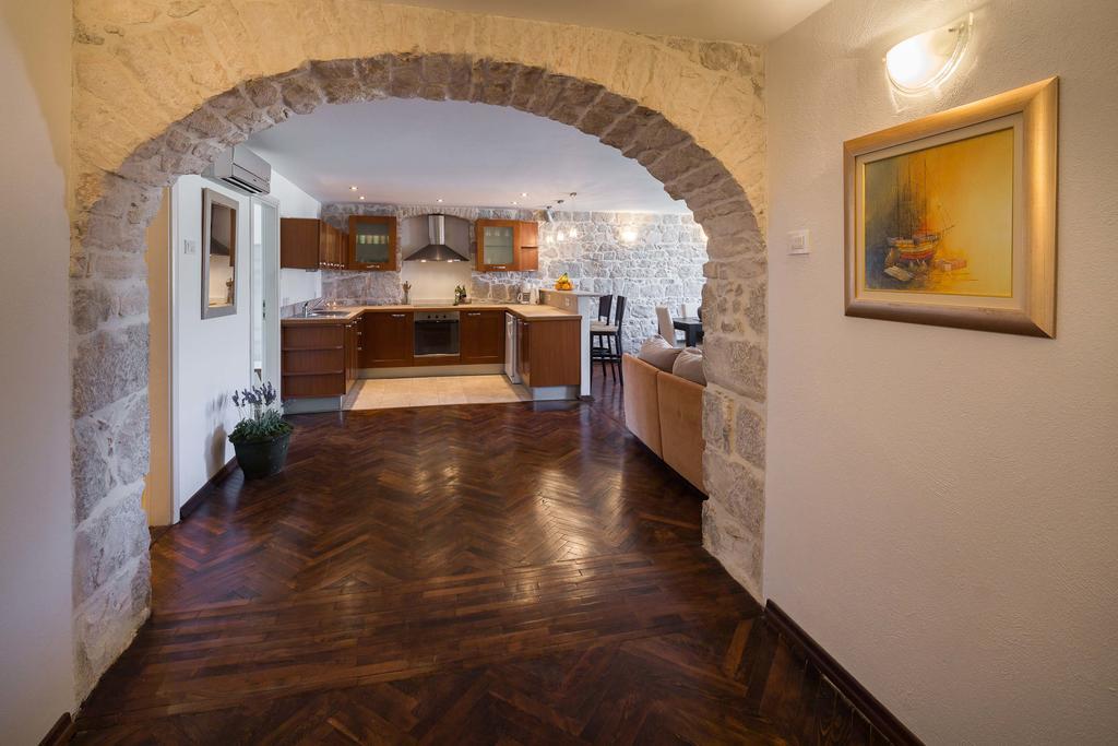 Palace Apartment *