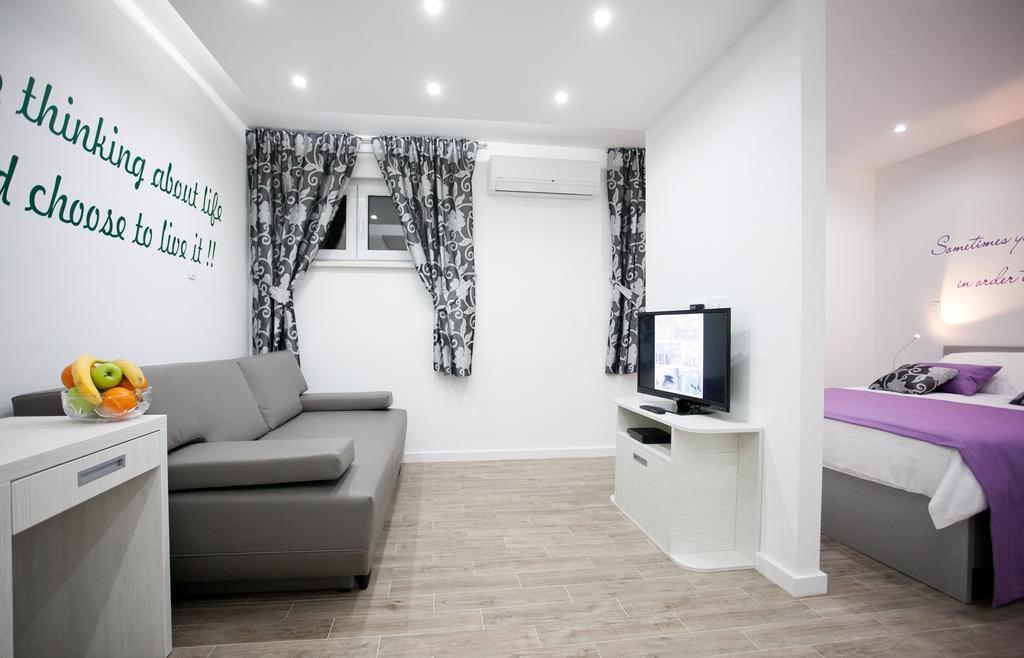 4 You In Apartment Split