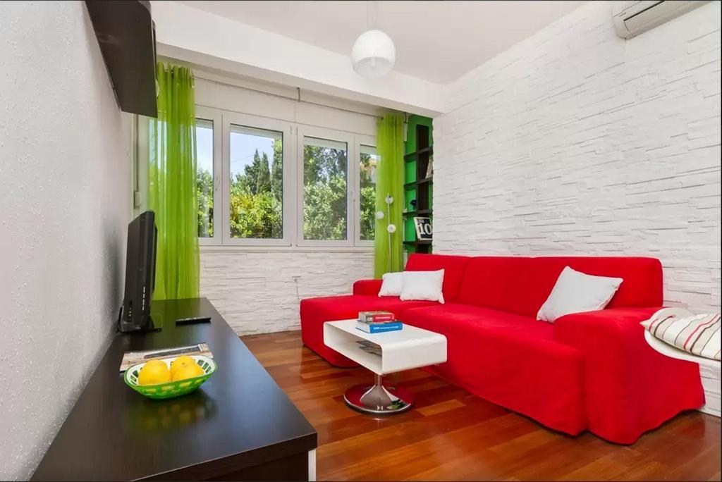 Put Meja Apartment Split
