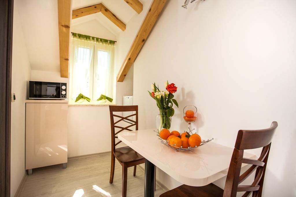 Apartments & Room Kartolina *