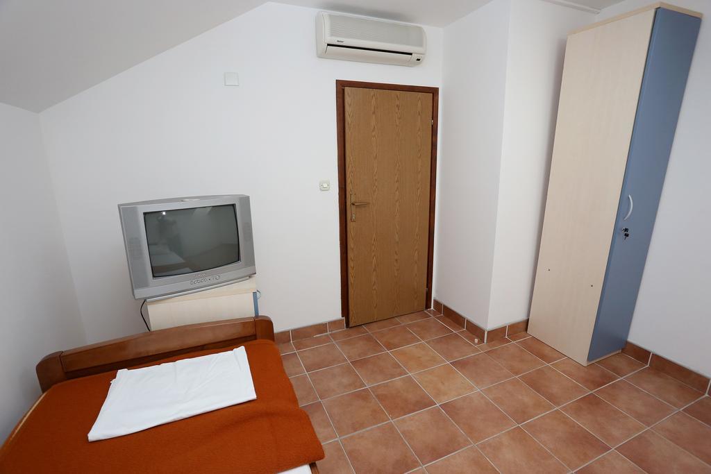 Hostel Vila Mikica *