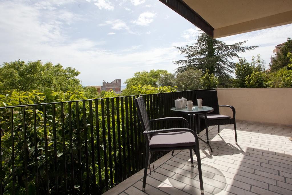 Macho Apartment *