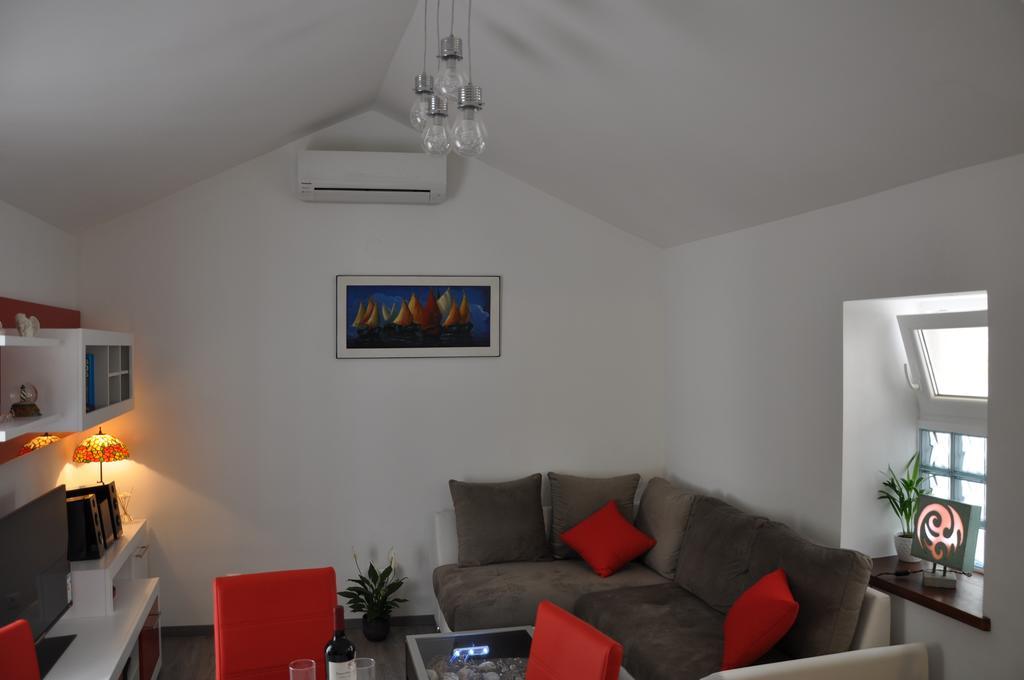 Apartment Sweet Split