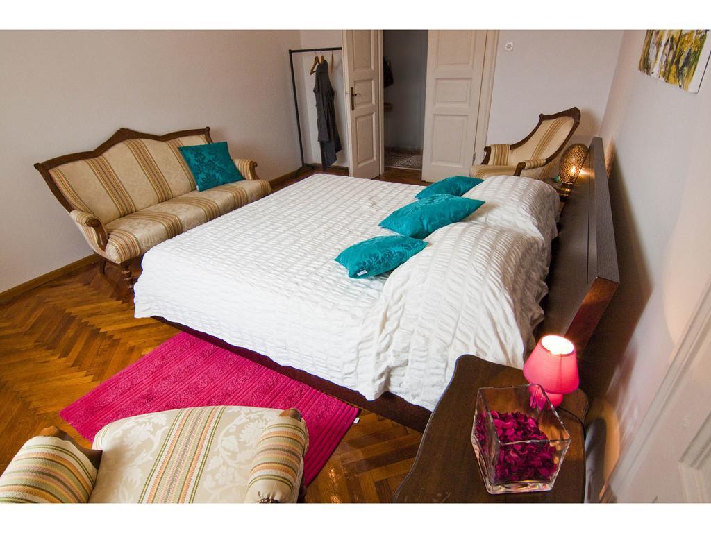 Lux Marmont Terace 2 *