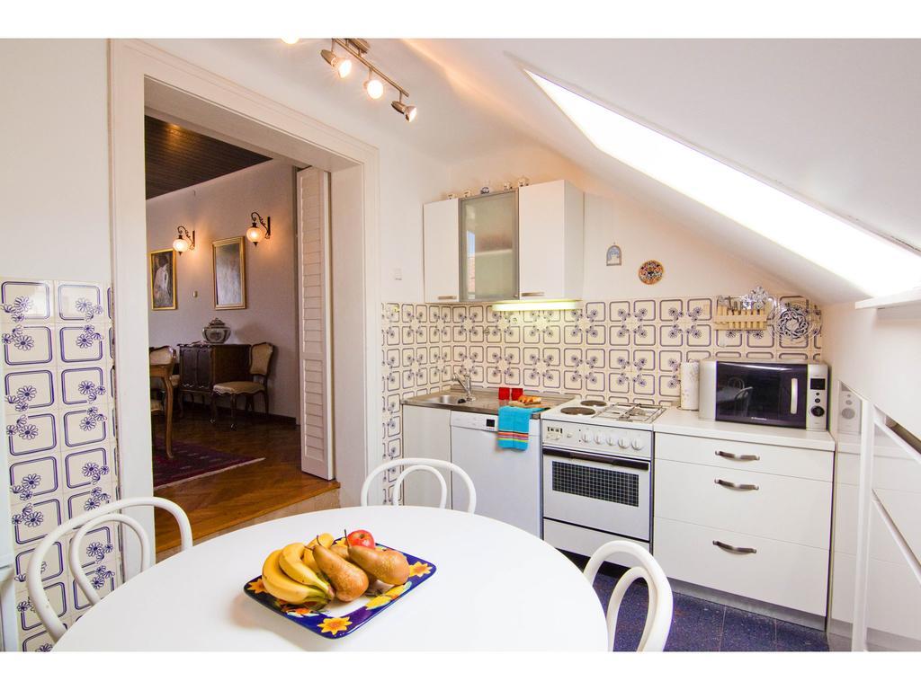 Lux Marmont Terace 2 *