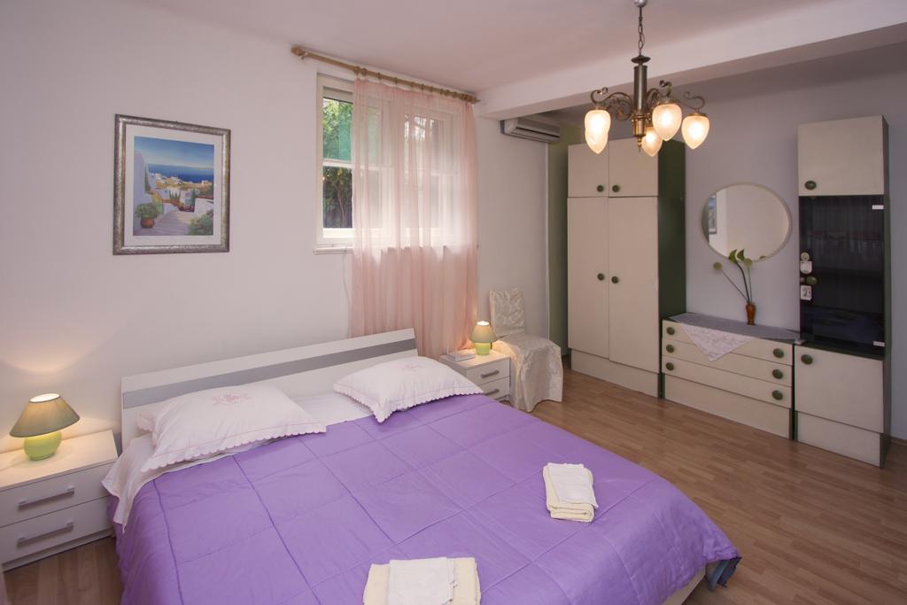 Guest House With Garden - Zuvan