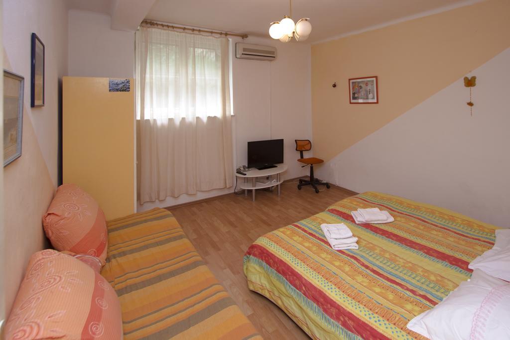 Guest House With Garden - Zuvan Guest house Split