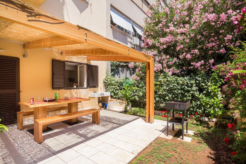 Dora Apartment *