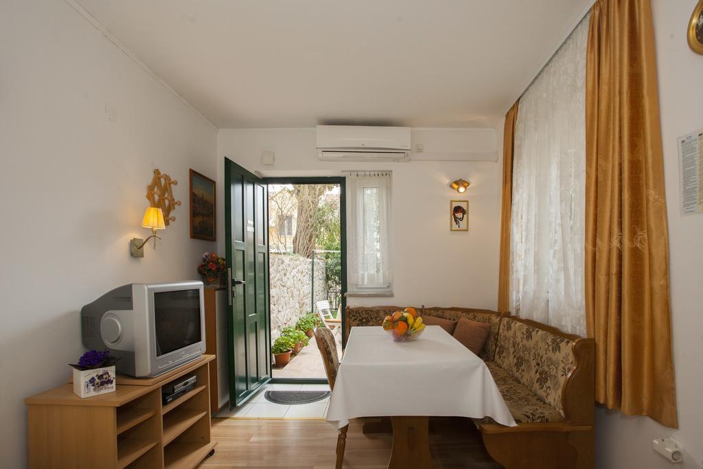Leo Apartment