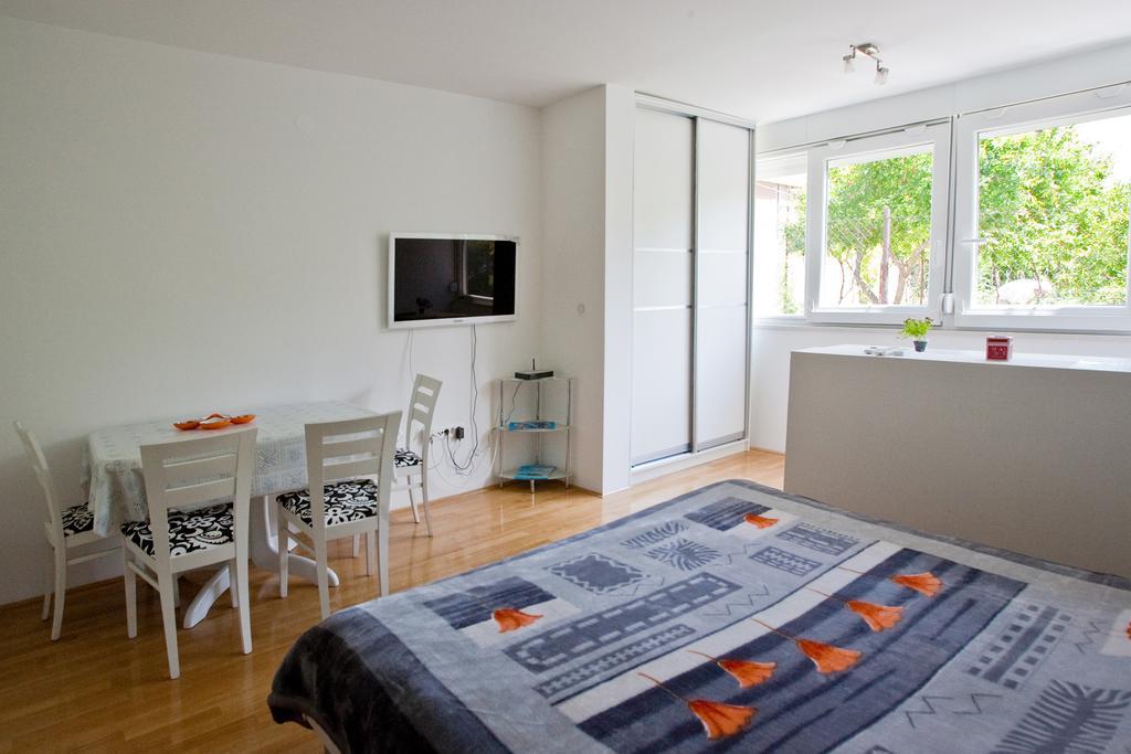 Busic In Apartment Split