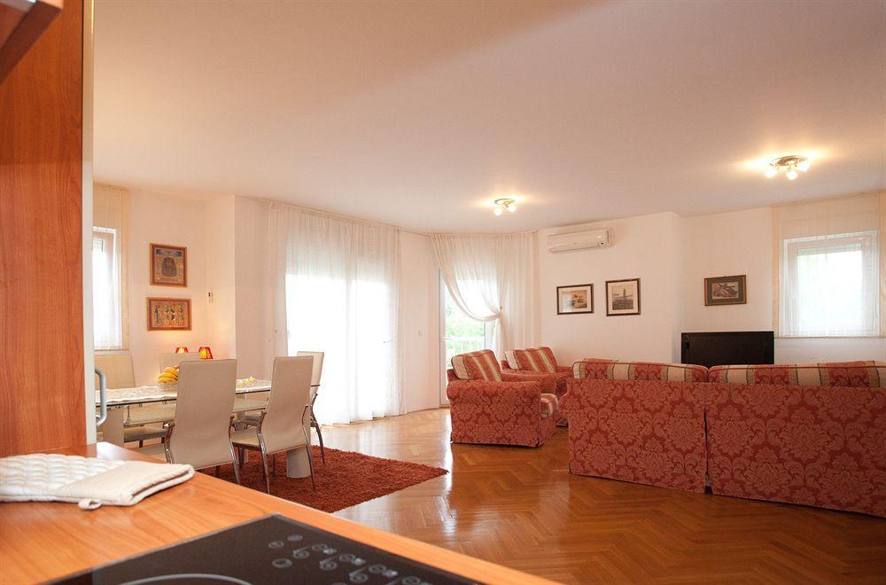 Cro Jet Set On The Apartment Split